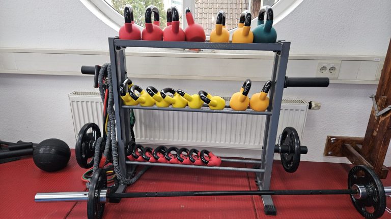 Kettlebells und Hanteln im Studio