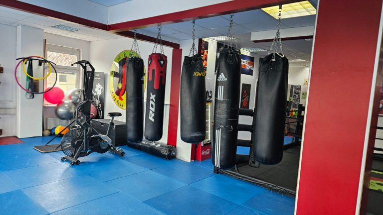 Boxsäcke und Trainingsgeräte im Studio