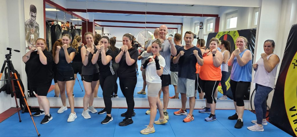 Trainingsgruppe in Boxhaltung im Fight & Fitness Studio Heilbronn